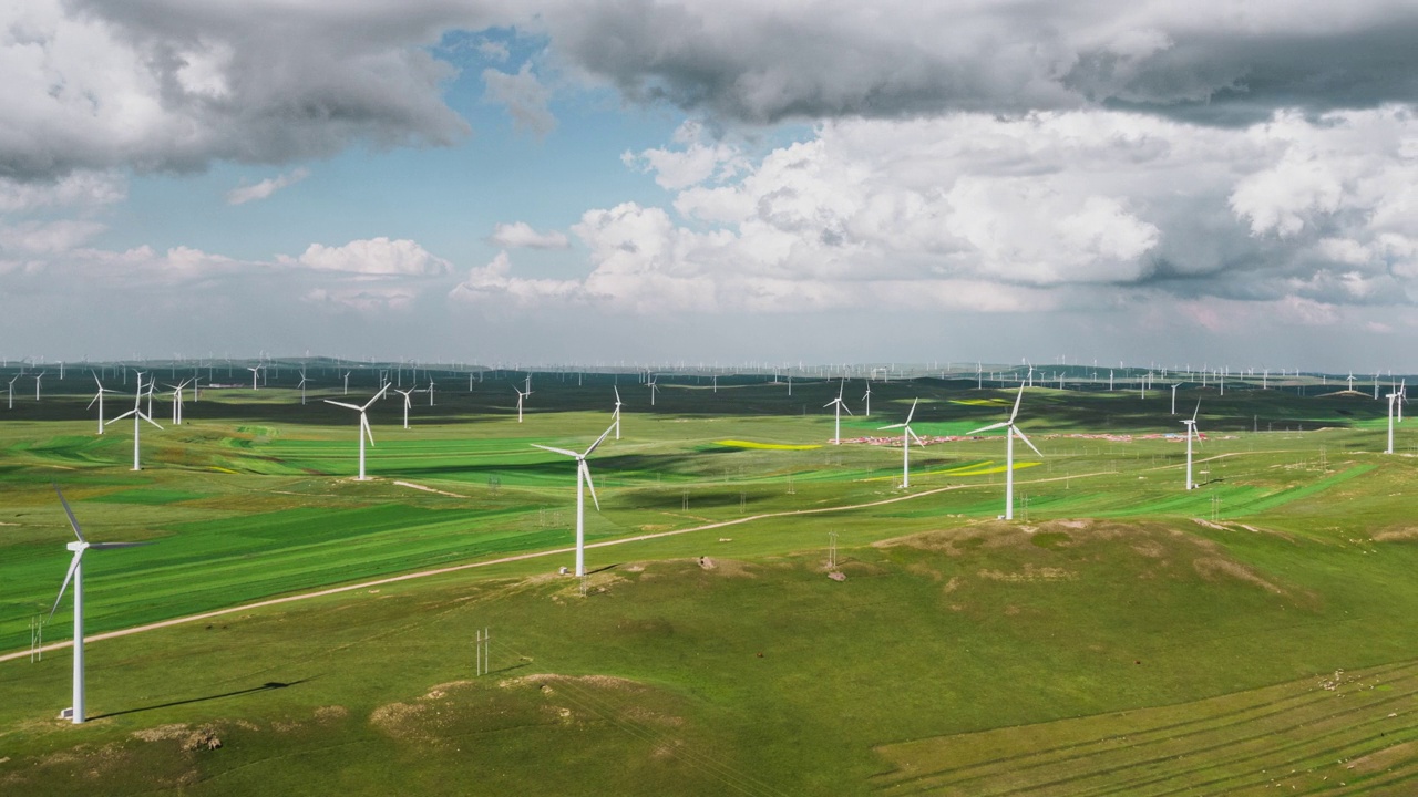 T/L鸟瞰图，草原上的风力涡轮机农场视频素材