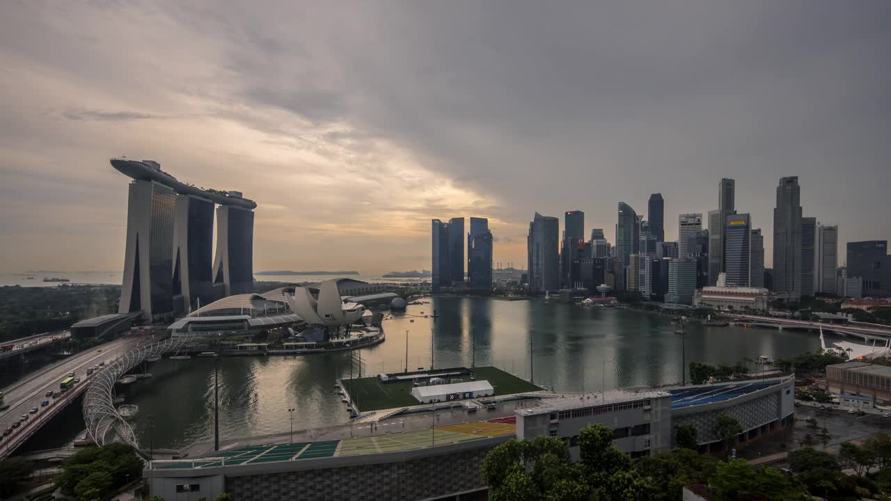 新加坡天际线和金融区在黄昏时的昼夜超减，显示滨海湾视频下载