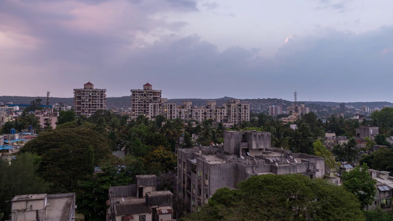 印度马哈拉施特拉邦，浦那，引人注目的云和日夜的时间流逝视频素材