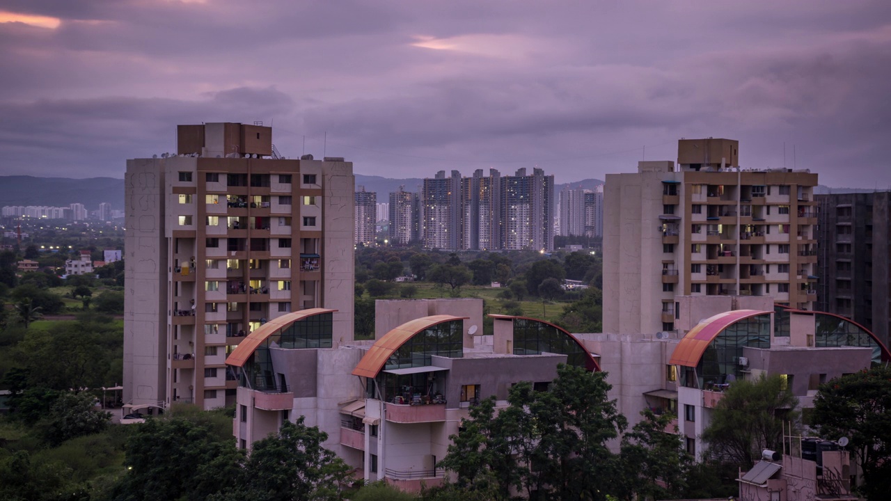 印度一座城市的中高层建筑和日夜交替的现代建筑视频素材