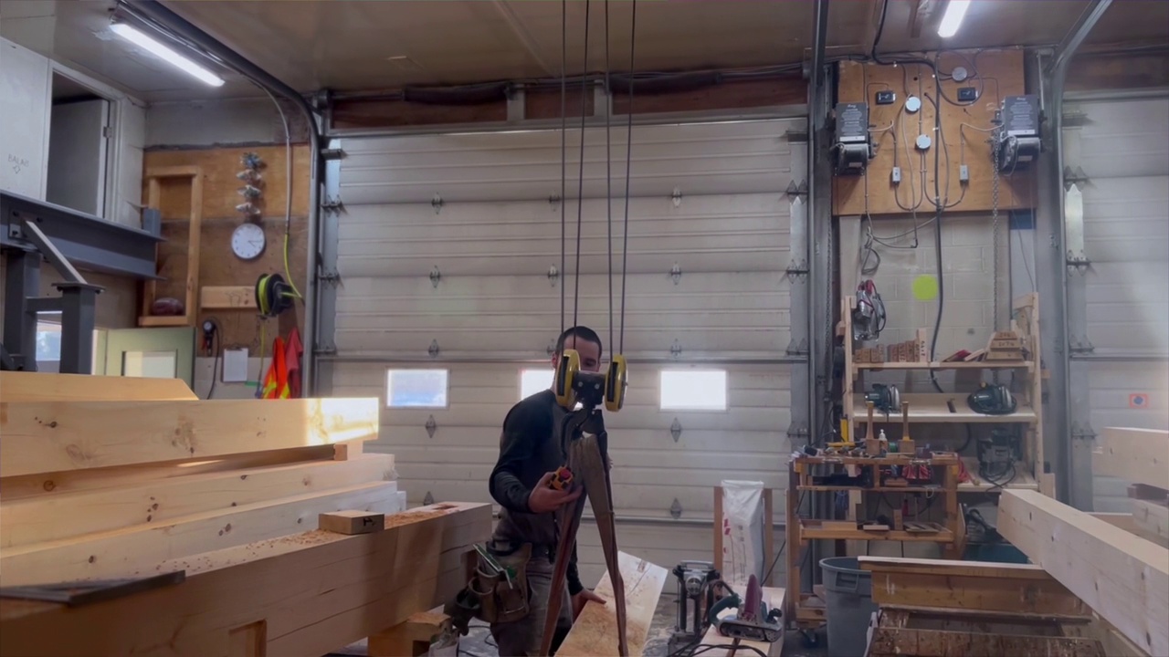 木工车间修边木梁用于生态自建房屋结构视频下载