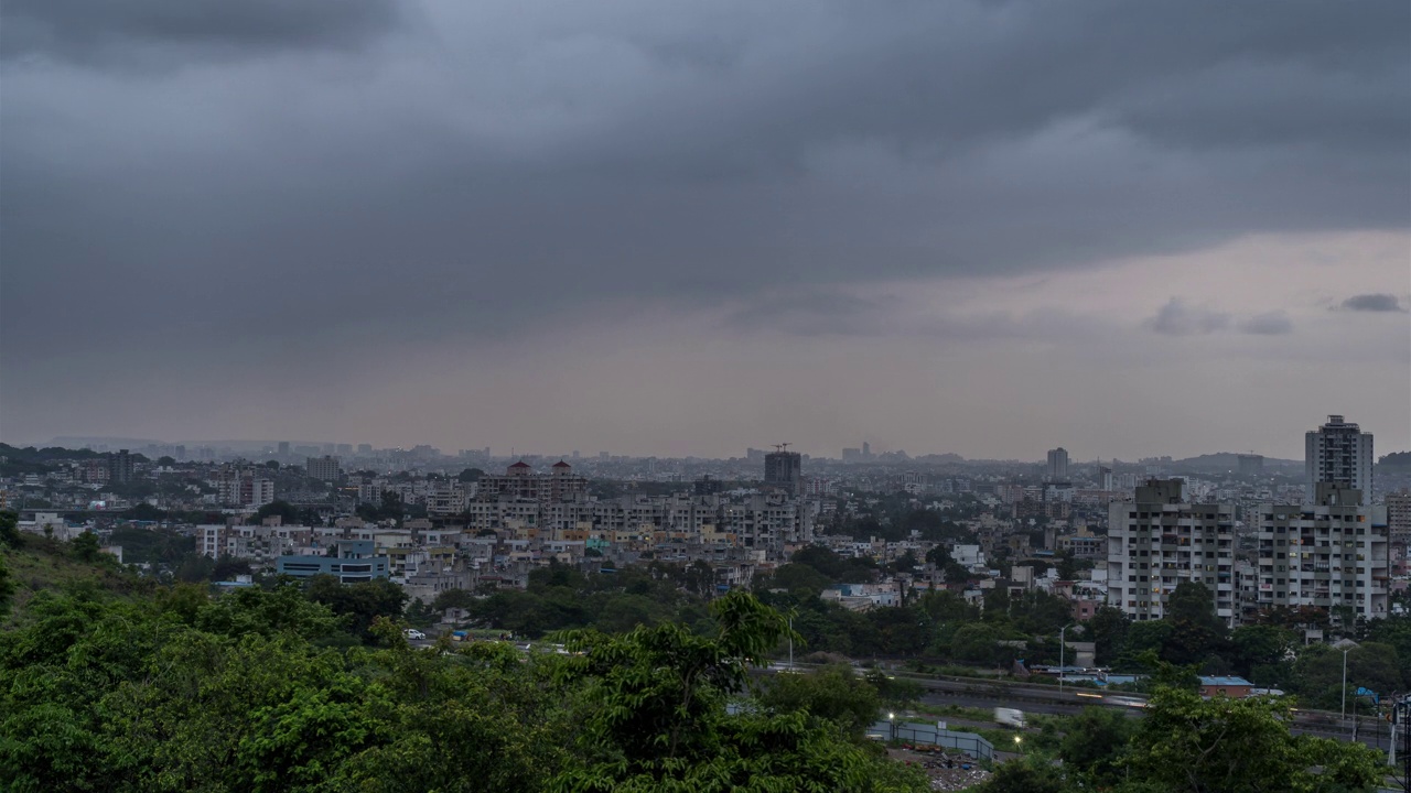 戏剧性的季风云，宽阔的城市景观和一天到晚的时间推移，一个印度城市，马哈拉施特拉邦，印度视频素材