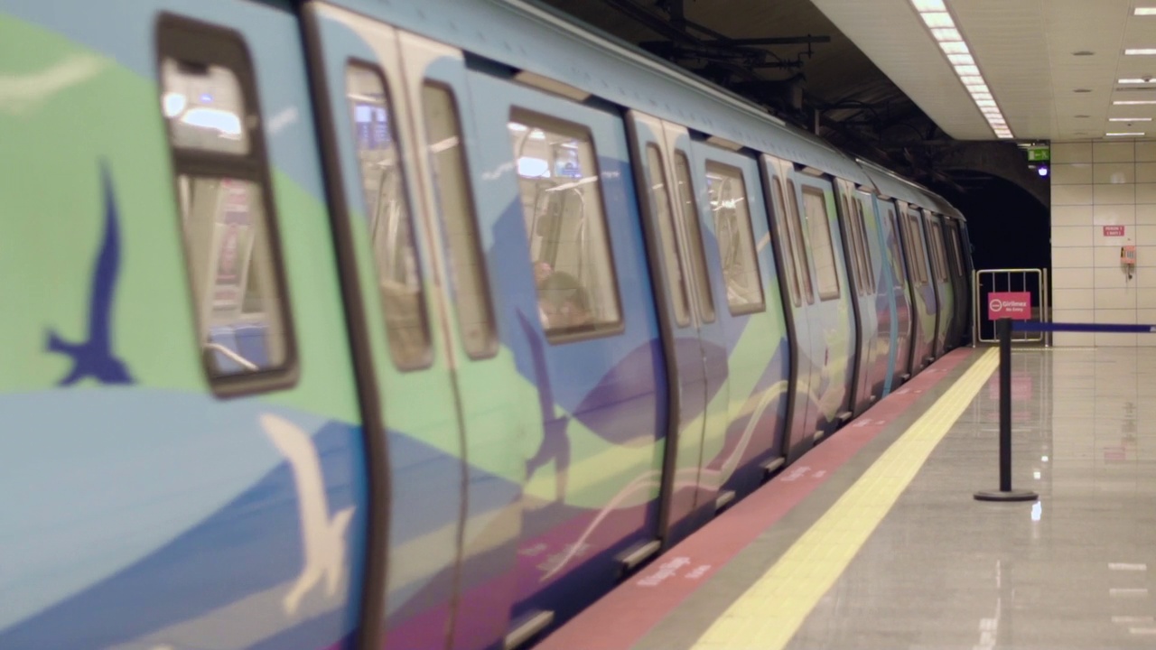 伊斯坦布尔的地铁从地铁站开出。视频下载