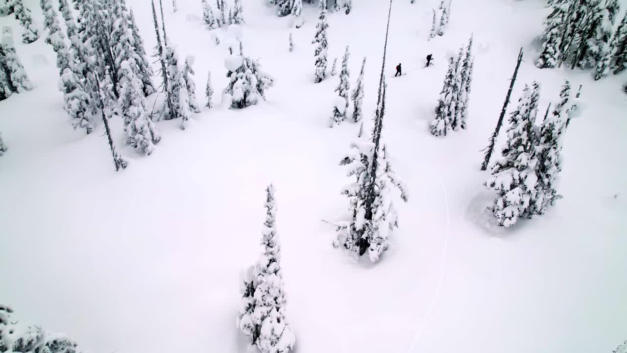 滑雪旅行的无人机镜头视频素材