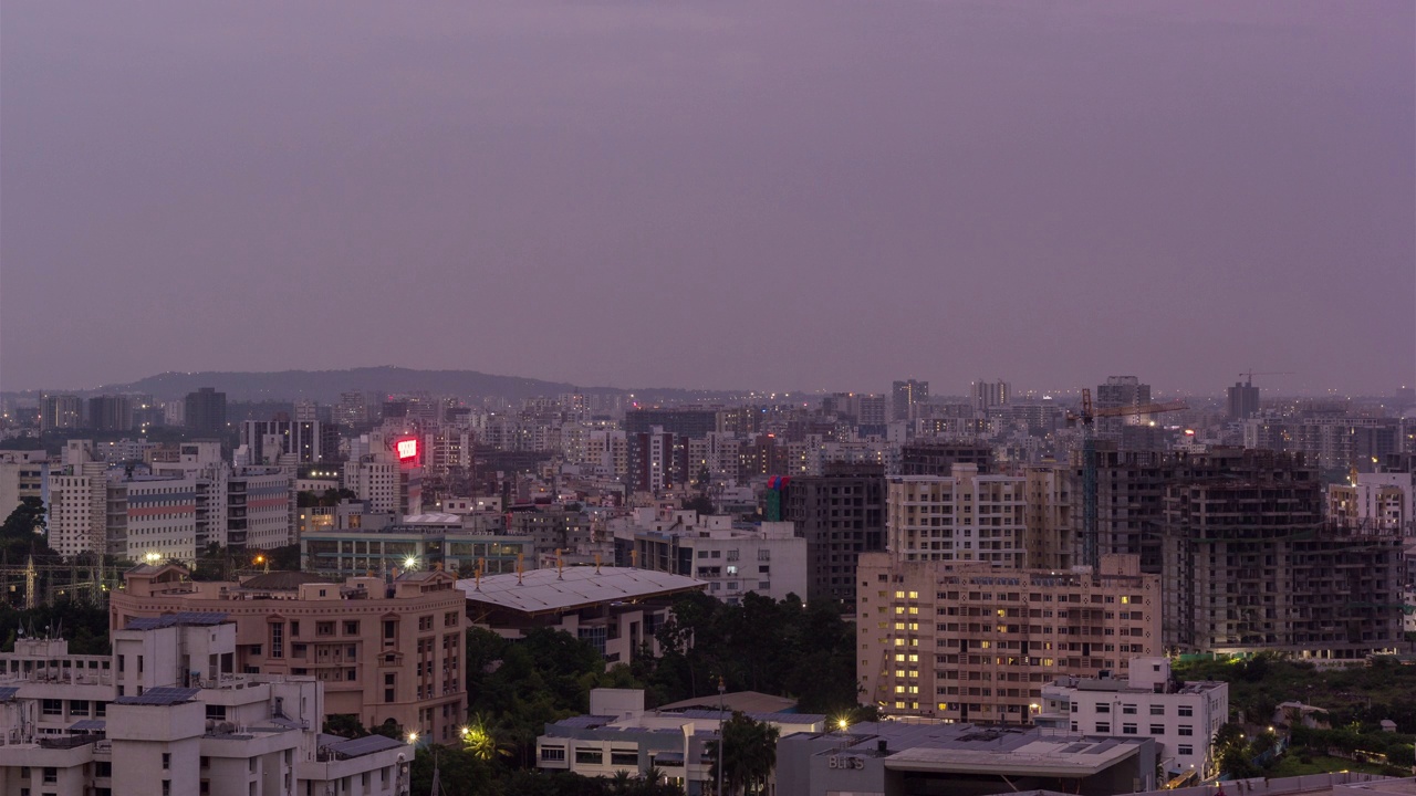 印度马哈拉施特拉邦，高角度城市景观和昼夜时间推移的印度城市浦那，商业和住宅建筑视频素材