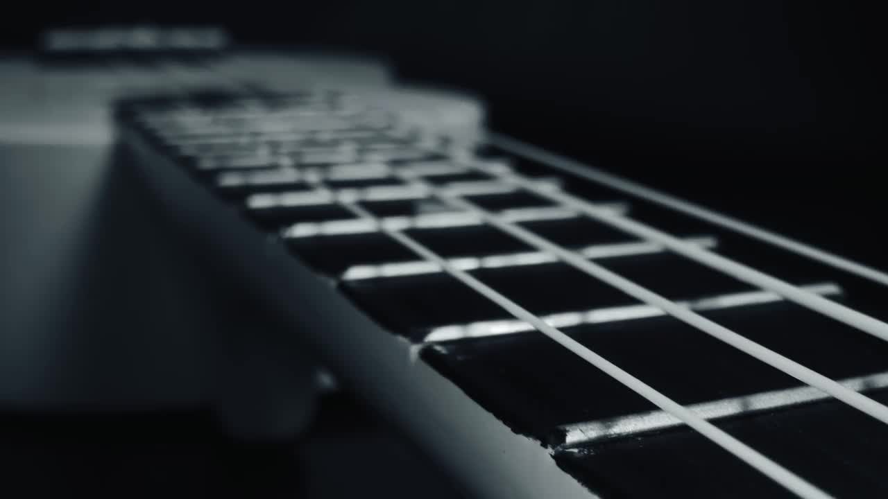 黑白原声吉他的特写。4 k股票视频视频下载