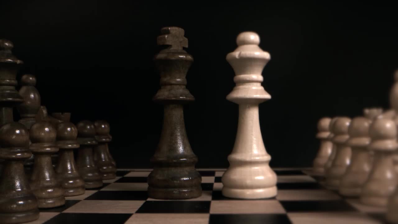 在一盘国际象棋中，白方王后击败了黑方国王。4 k股票视频视频素材