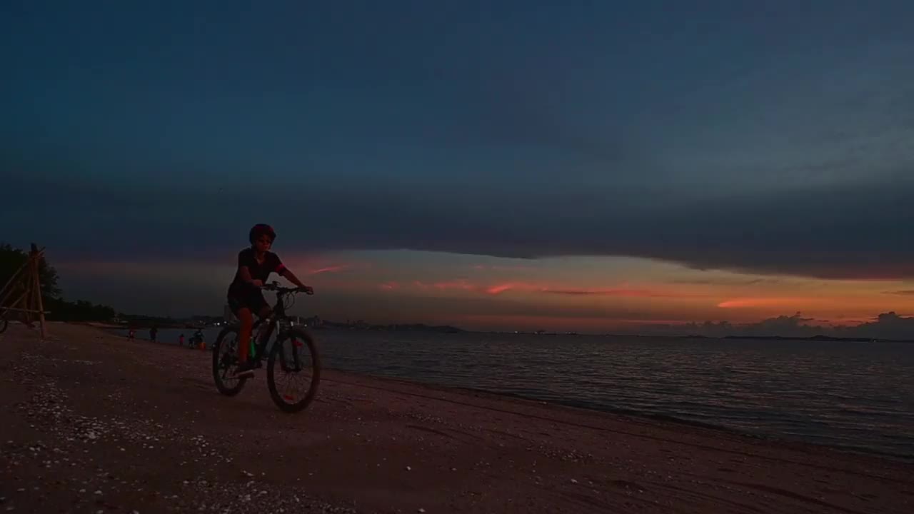 骑自行车放松休息视频素材