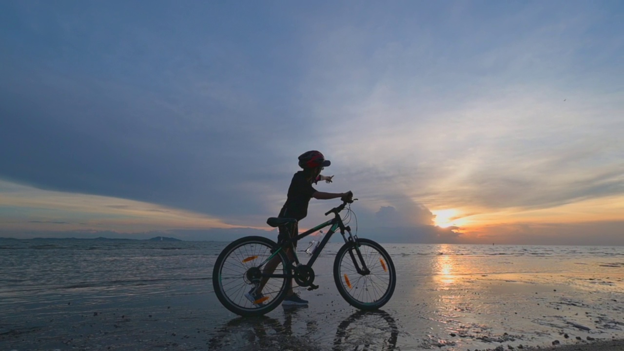 骑自行车放松休息视频素材