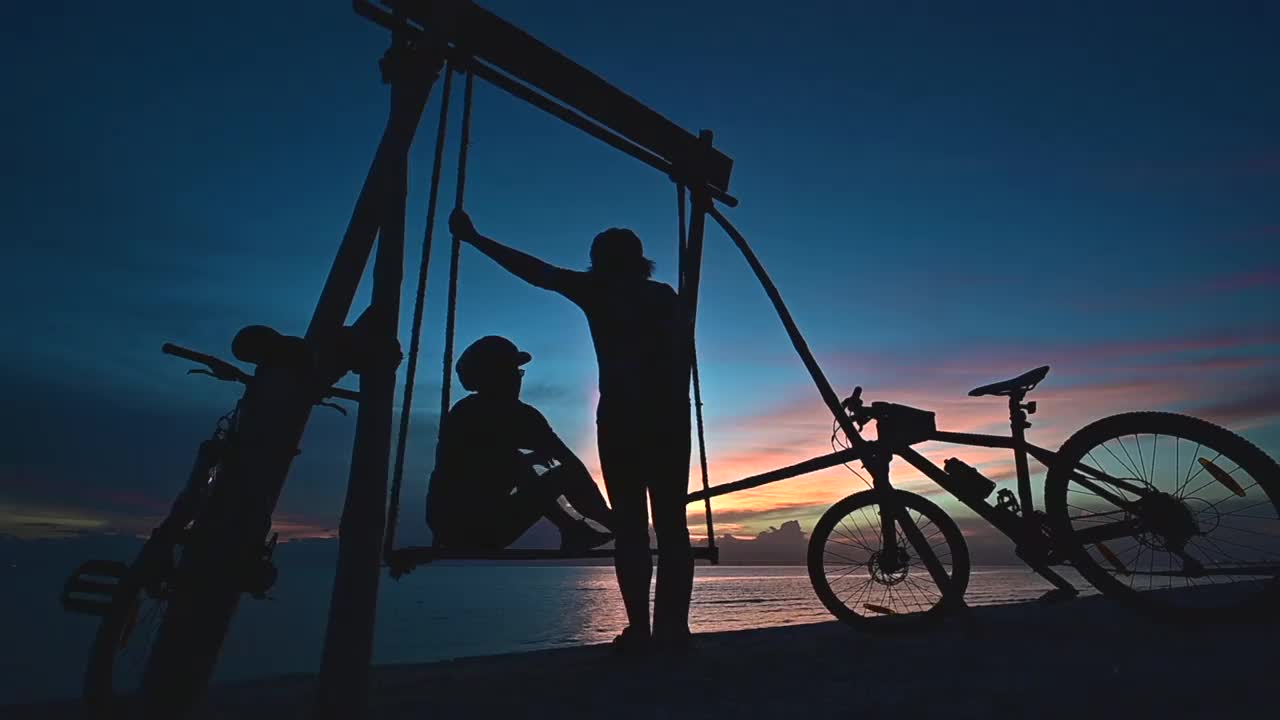 日落骑自行车视频素材