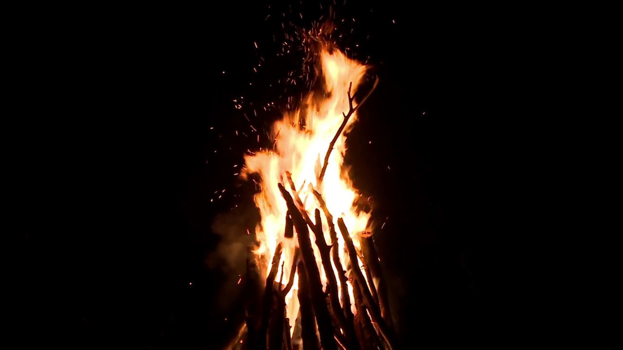 柴堆在夜里燃烧视频素材