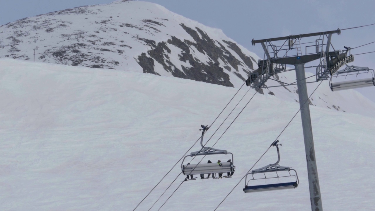 在山坡上安装通往滑雪场上端的索道视频下载
