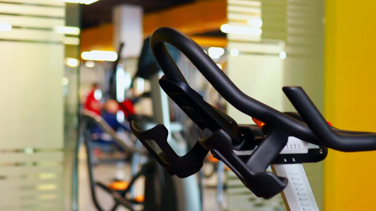骑自行车在健身房里锻炼视频下载