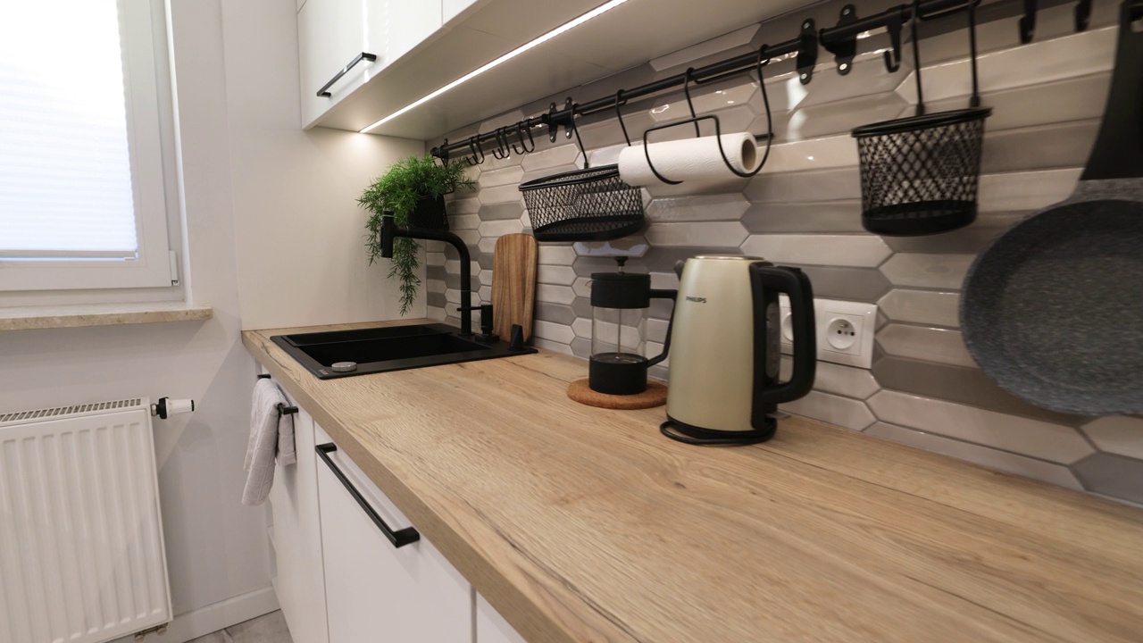 现代豪华厨房-白色，木材和黑色的细节。视频素材