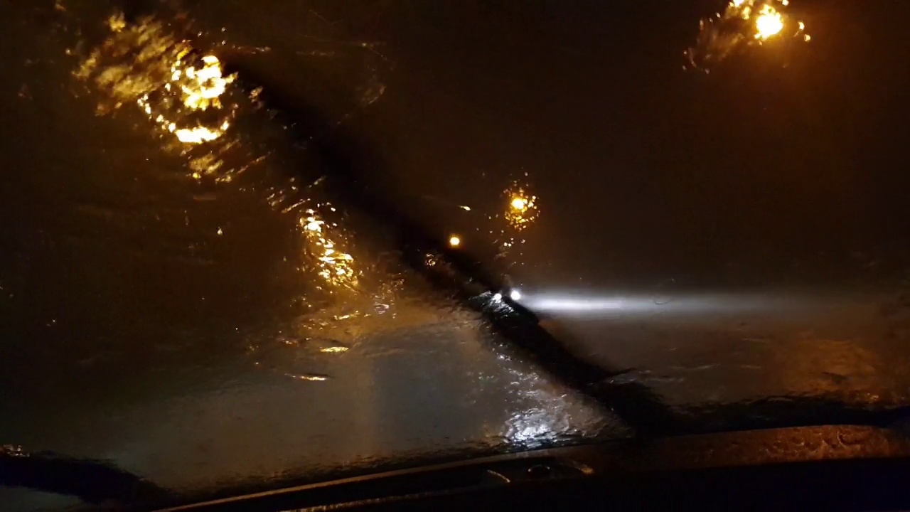晚上在雨中开车视频素材