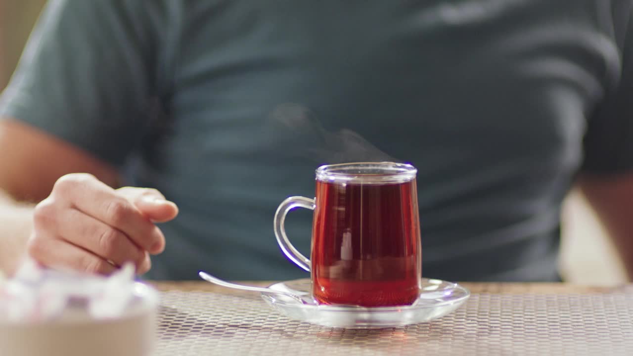 一杯土耳其茶被混合来融化糖。视频素材