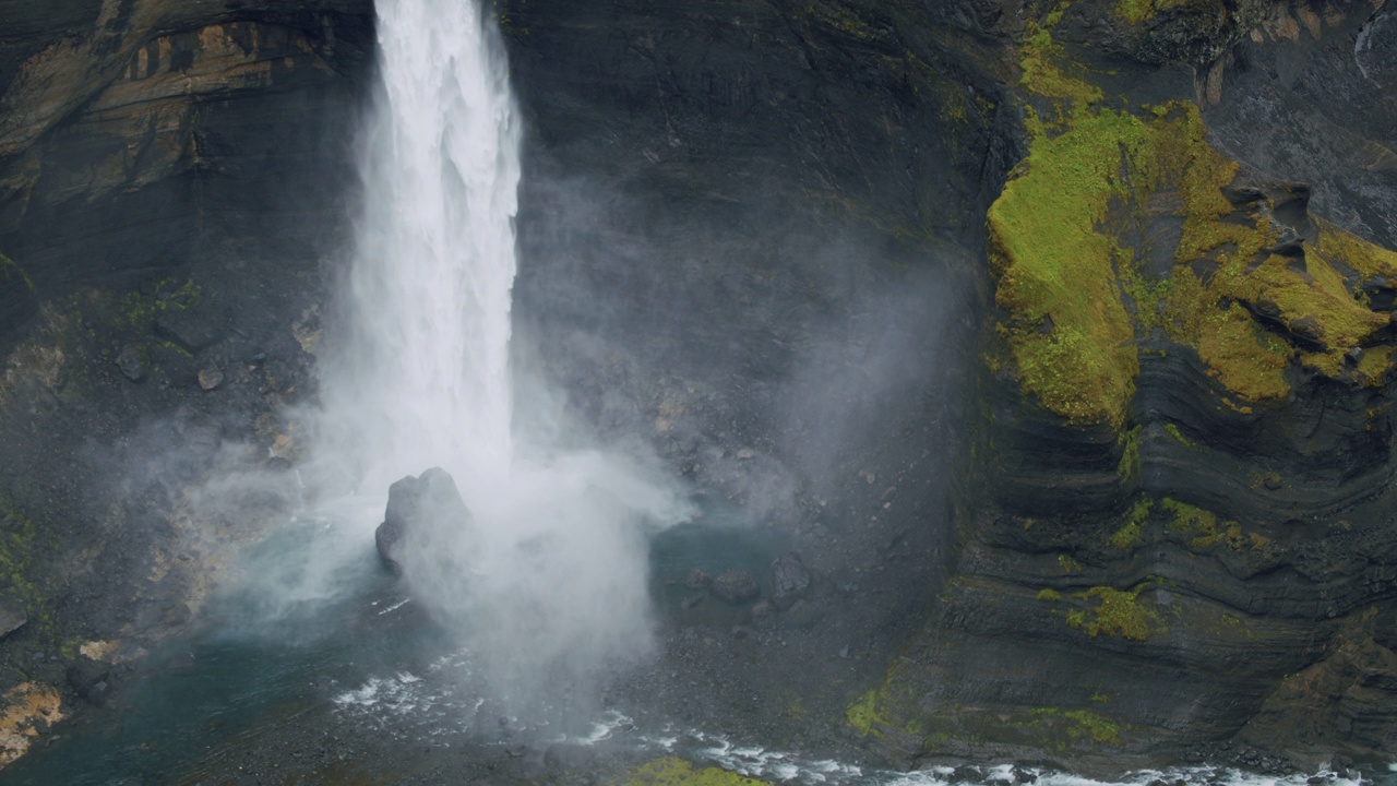 冰岛高地的海弗斯瀑布特写视频下载
