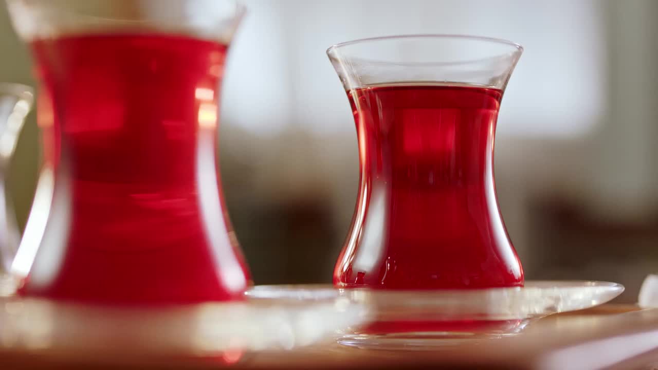 缓慢的运动。它将土耳其茶倒入土耳其人专用的玻璃杯中。视频素材