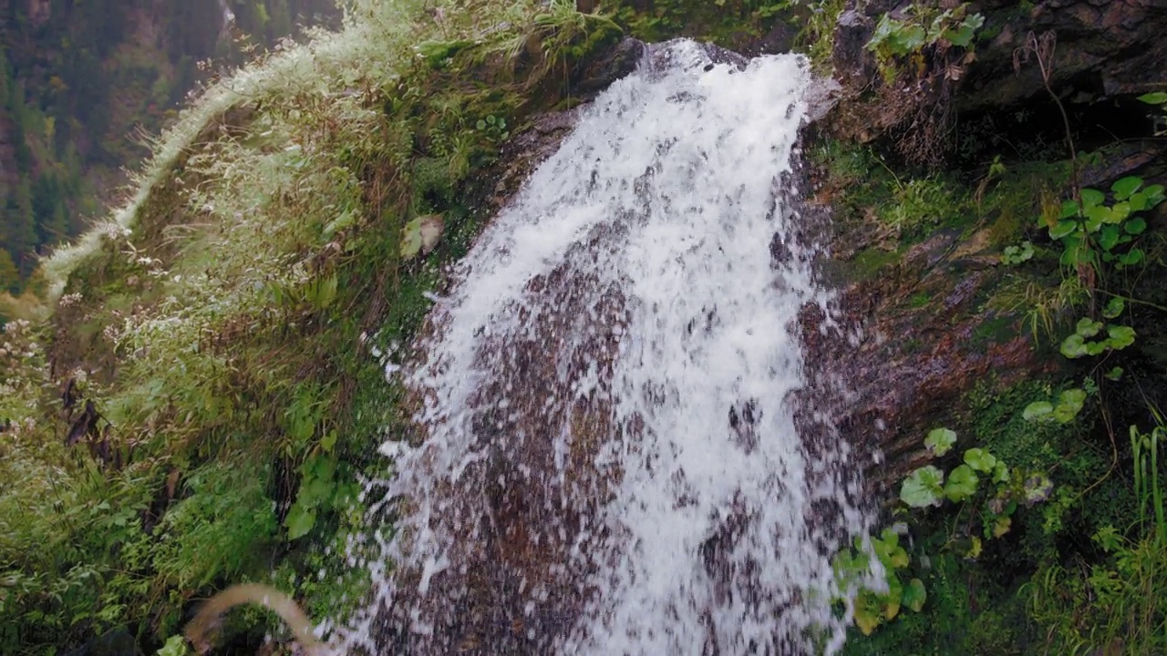 在野外的瀑布，多莉进来视频素材