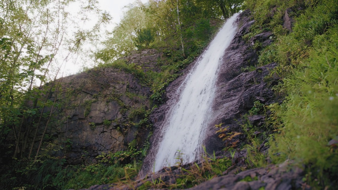 湍急的水流从悬崖上倾泻而下视频下载