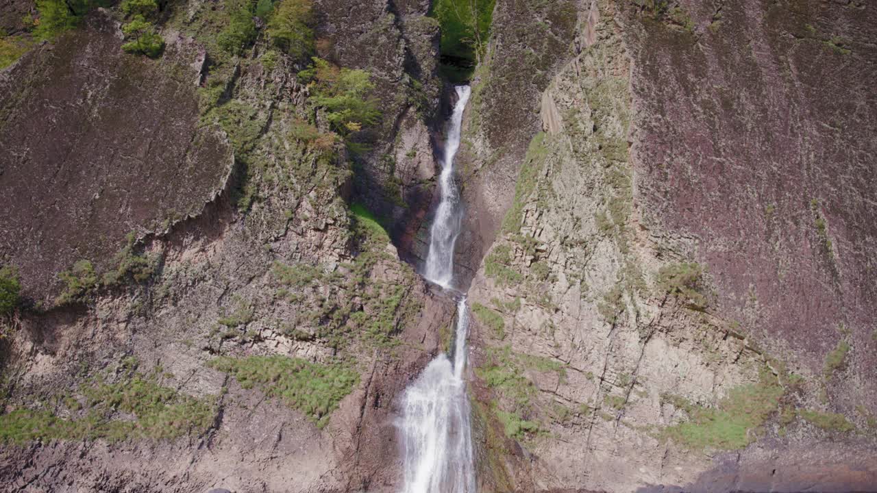巨大的岩石之间有力的瀑布视频素材