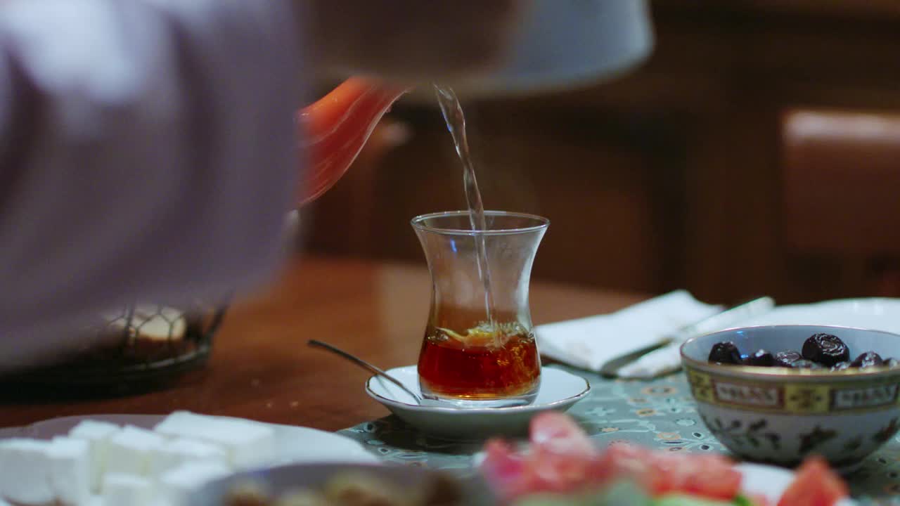 传统的土耳其早餐和土耳其茶。视频素材