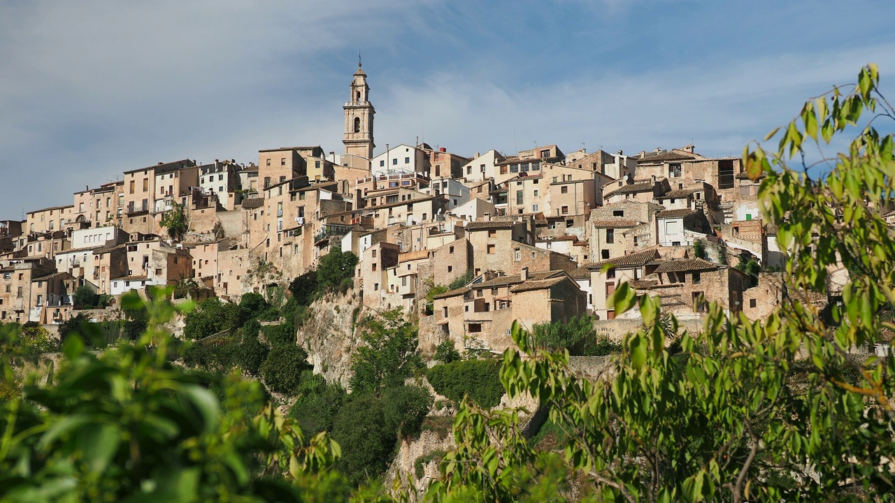 这是一个中世纪的小镇，房屋堆积在山上，小镇名叫Bocairent。视频素材