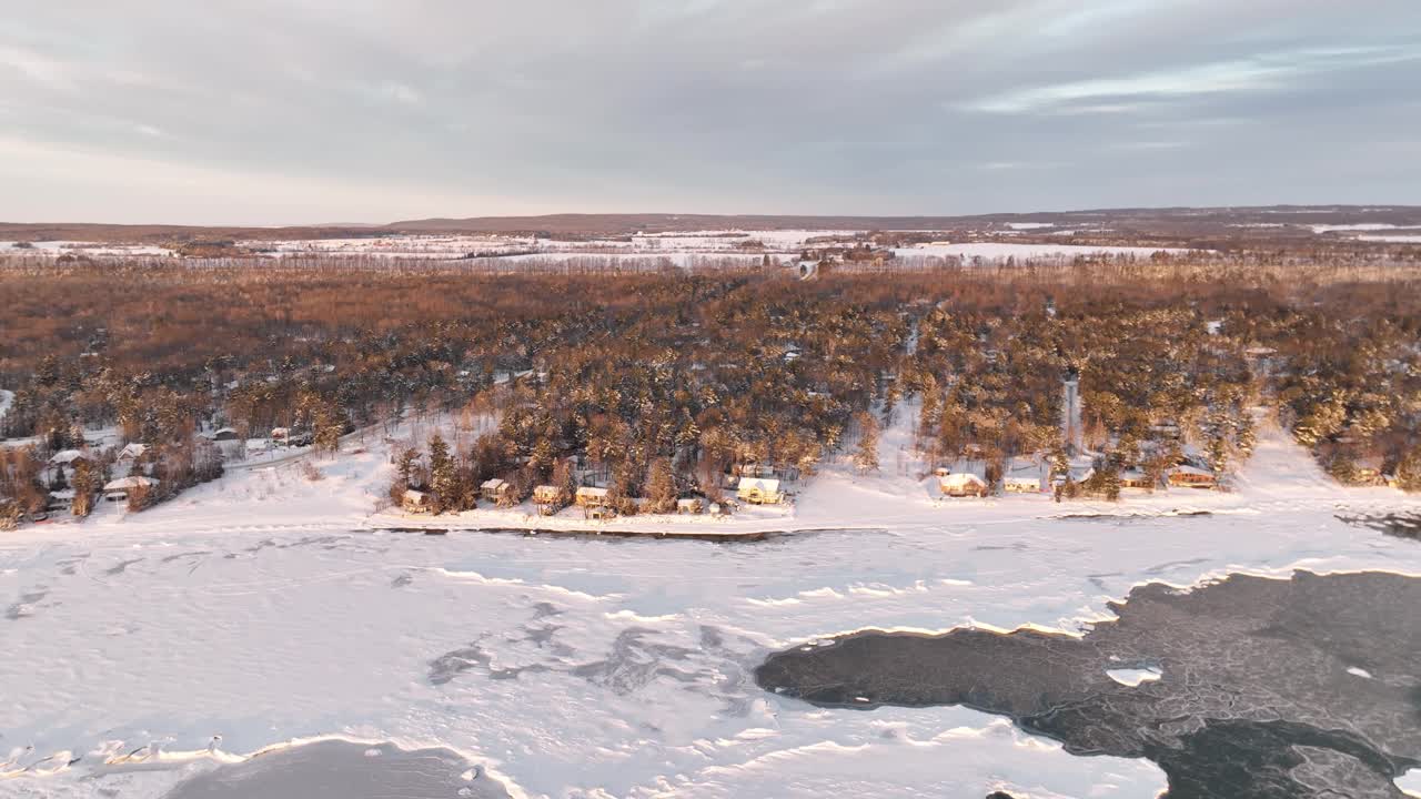 2车道公路在冬季靠近乔治亚湾，休伦湖加拿大。视频下载