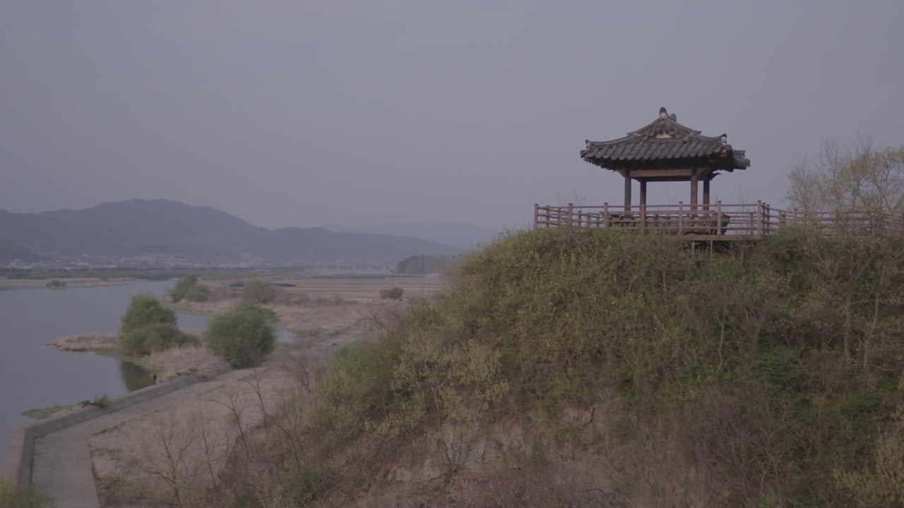 韩国忠清北道玉川郡Sangchunjeong亭附近的村庄和自然风光视频素材