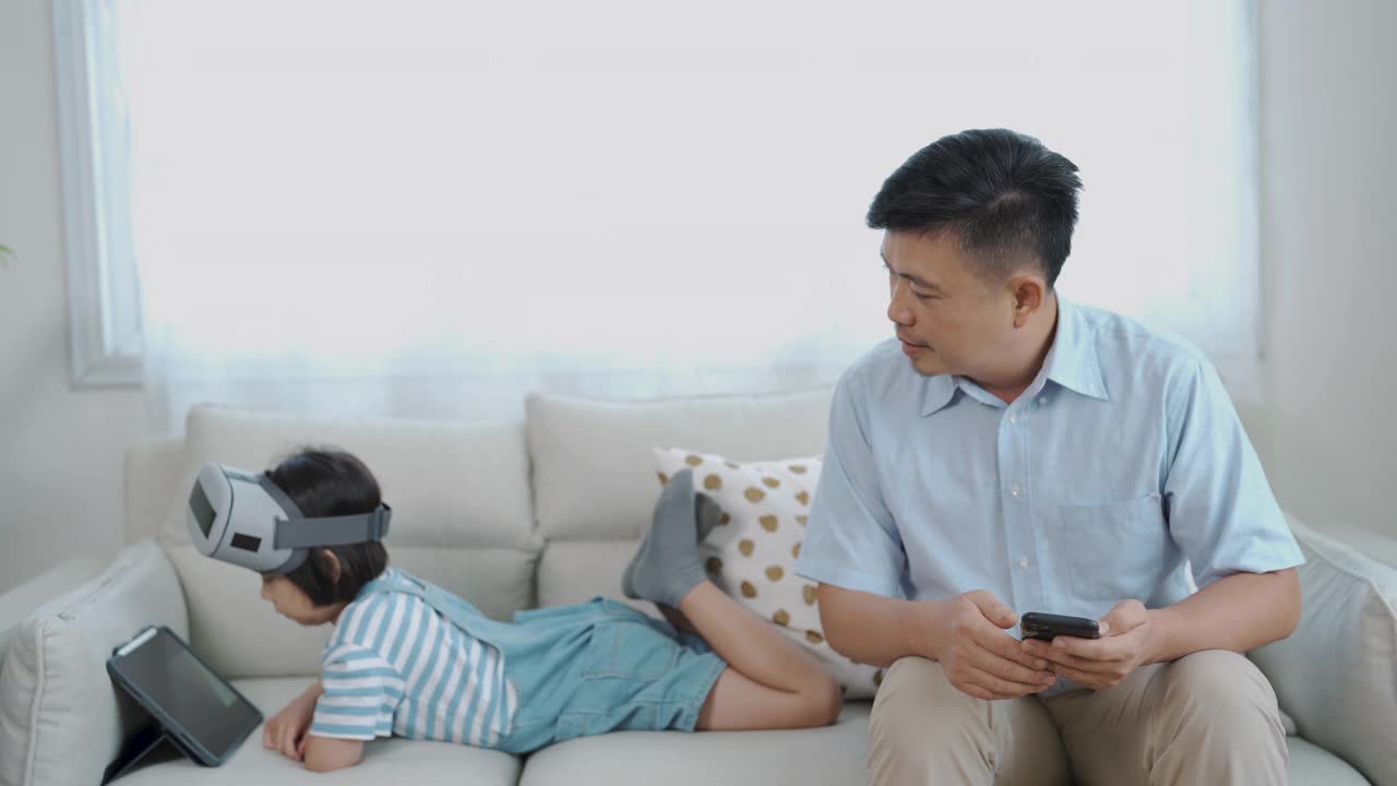 亚洲父亲教女儿使用VR虚拟现实眼镜视频下载