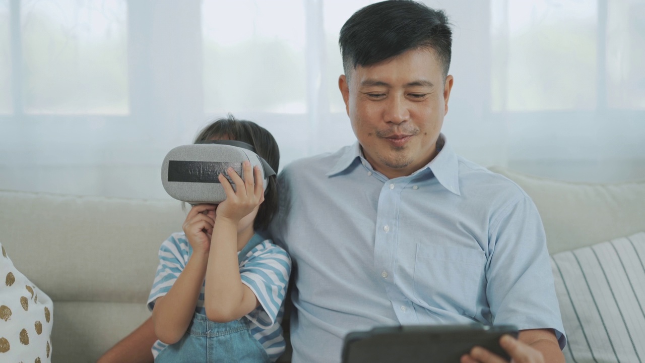 亚洲父亲教女儿使用VR虚拟现实眼镜视频下载
