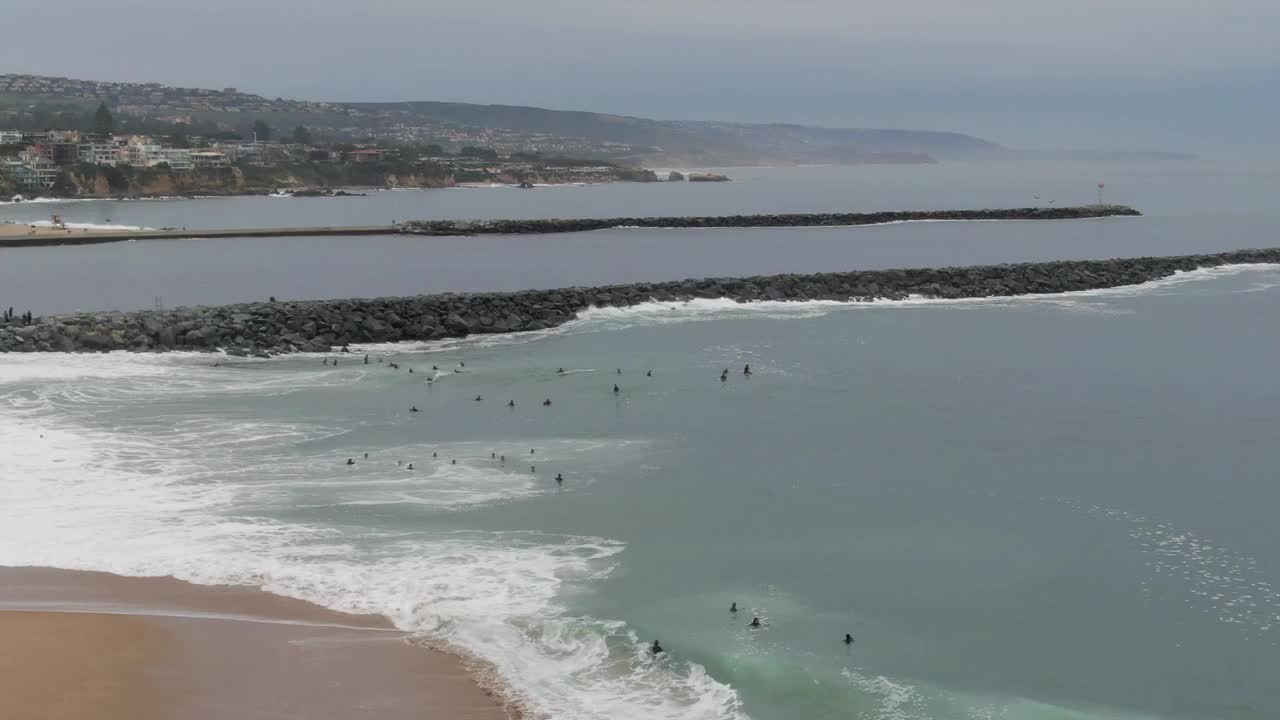 冲浪运动员在海浪中被击碎视频下载