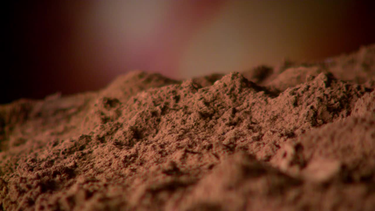 生巧克力豆落入可可粉的超慢镜头视频素材