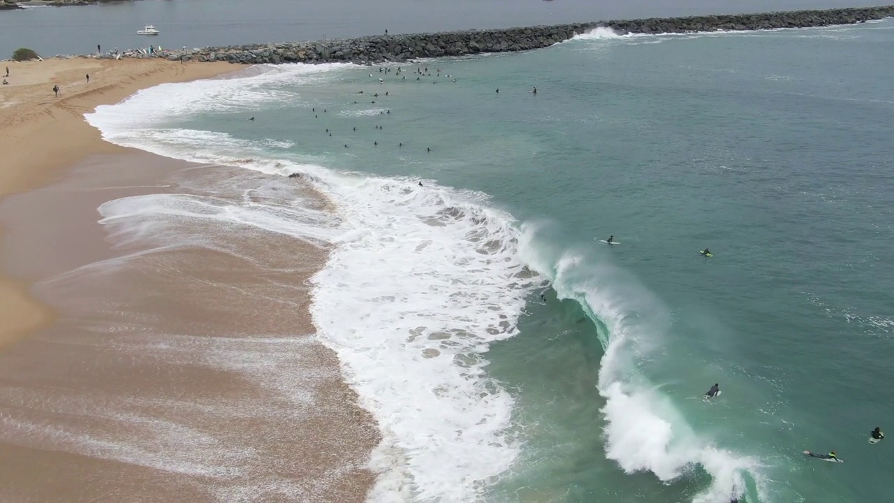 海浪冲击着海岸，摄像机向上仰着视频下载