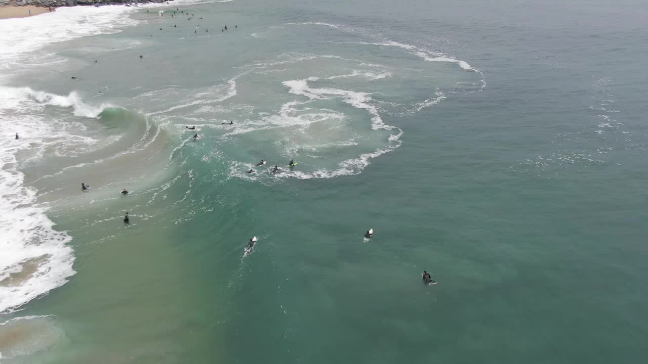 当冲浪者享受海浪时，海浪冲上海岸视频下载