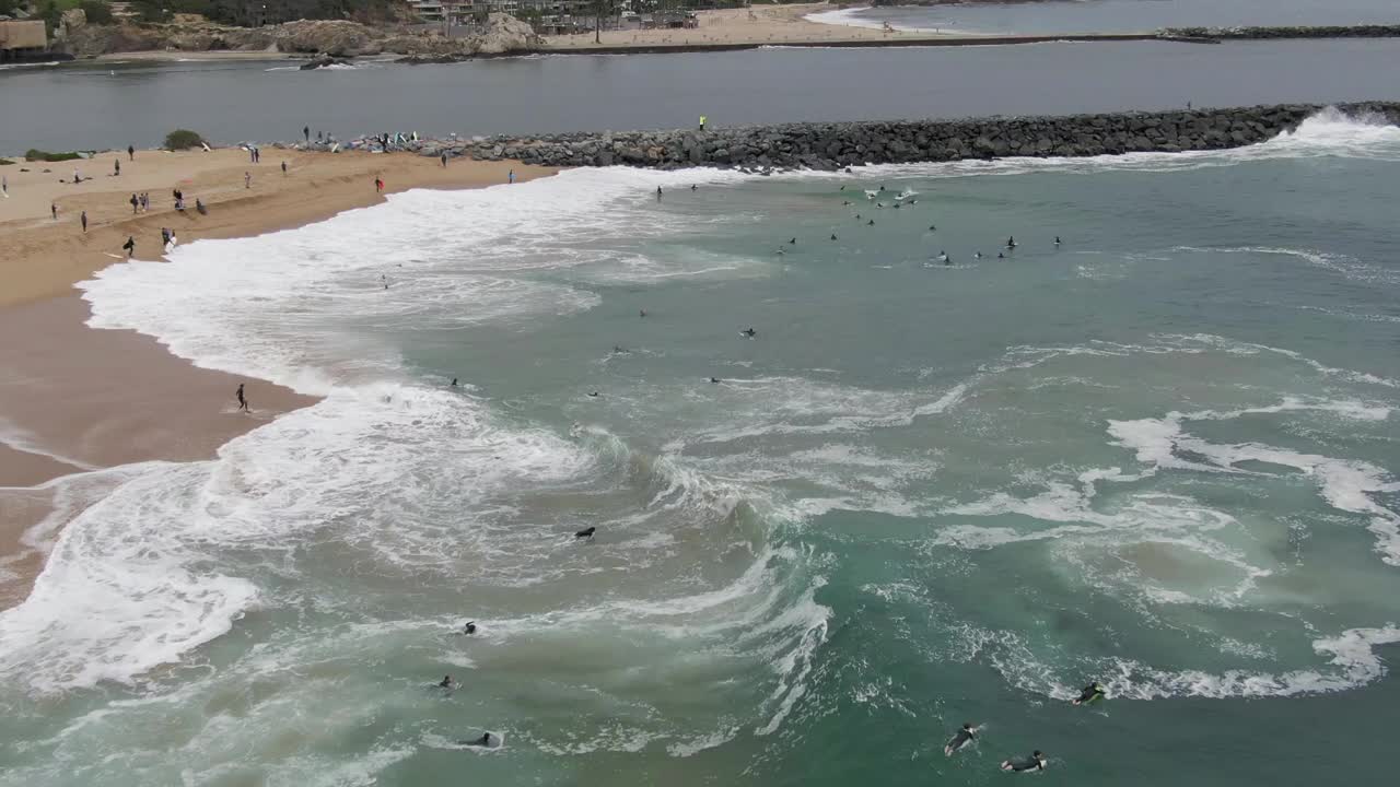 浪涌向海岸视频素材