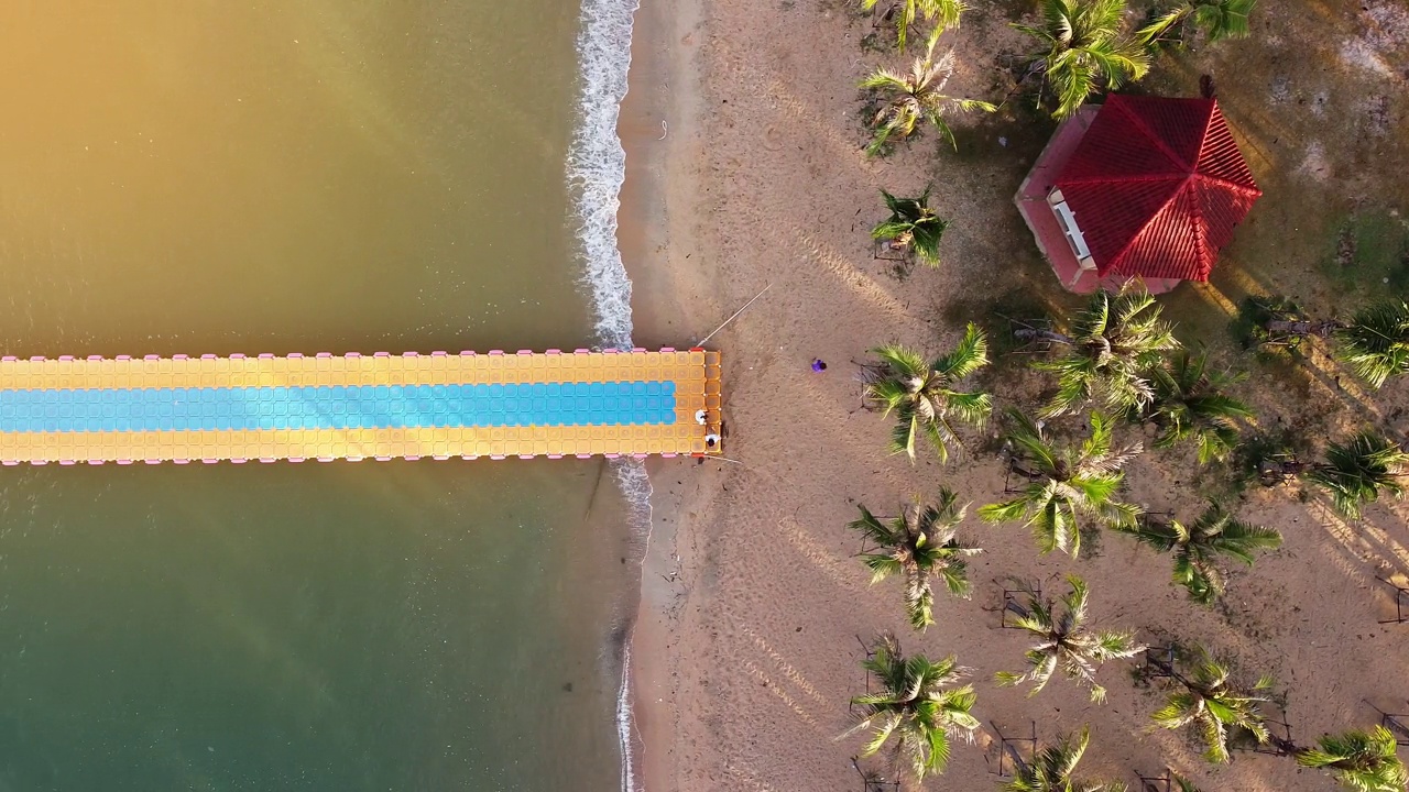 无人机拍摄的泰国芭堤雅海岸的塑料浮筒通道。视频下载