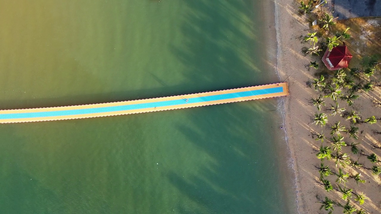 无人机拍摄的泰国芭堤雅海岸的塑料浮筒通道。视频下载