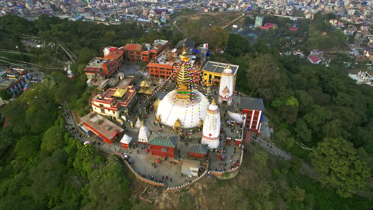 尼泊尔加德满都山谷古老的山顶宗教建筑群视频下载