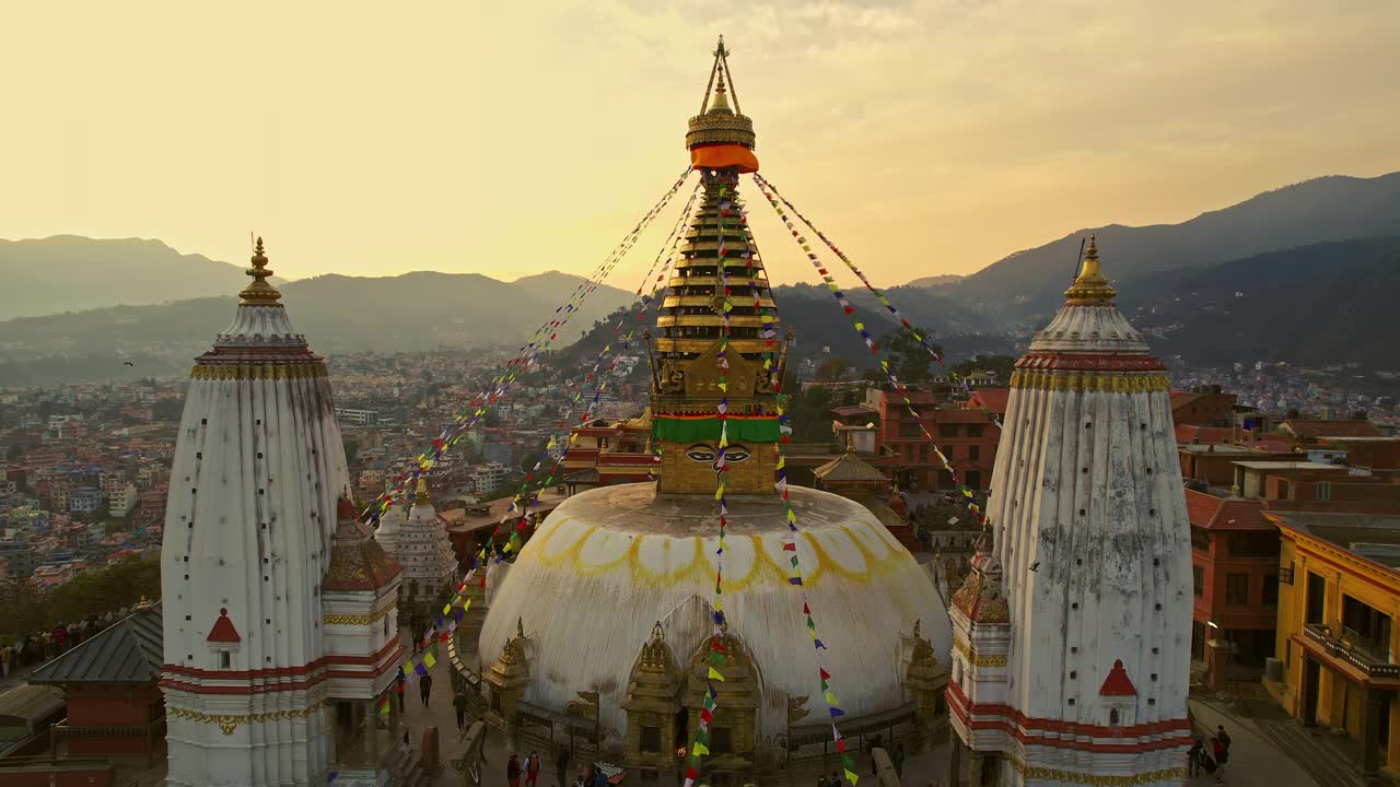 斯瓦扬布的佛塔和古老的宗教建筑群，尼泊尔视频下载