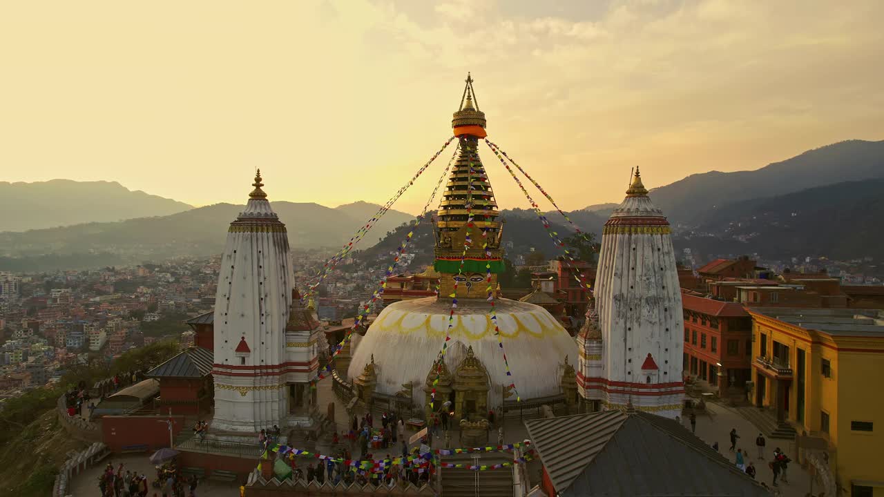 尼泊尔斯瓦扬布塔周围的无人机视角视频下载