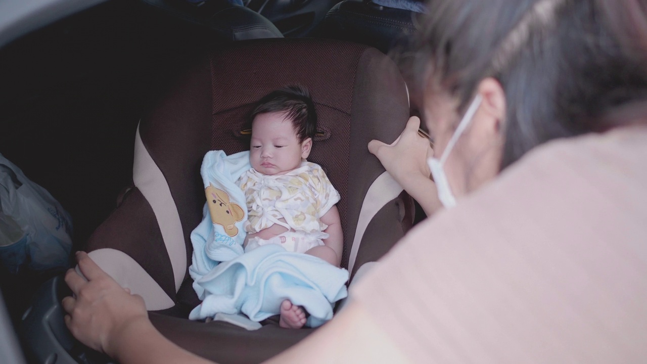 新生儿在车里安全。视频素材