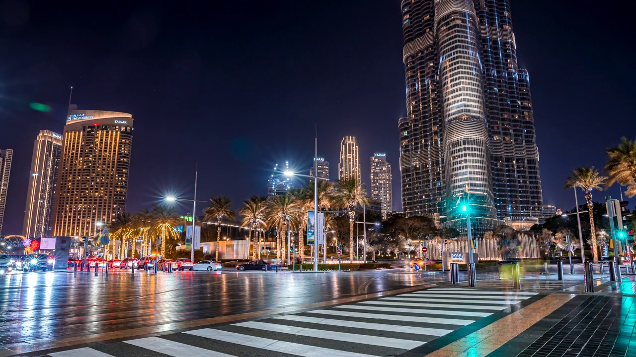时间推移的哈利法塔摩天大楼在晚上在迪拜的十字路口。视频下载