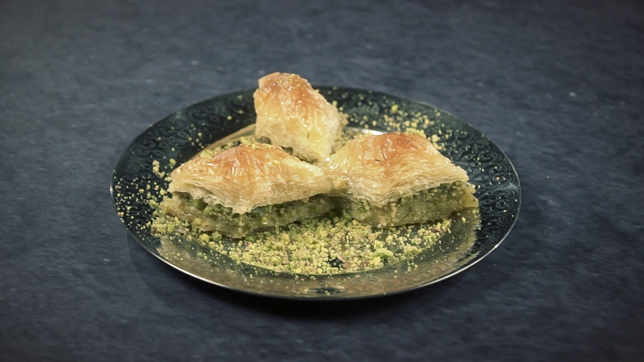 吃土耳其果仁蜜饼配开心果，传统甜点视频视频下载