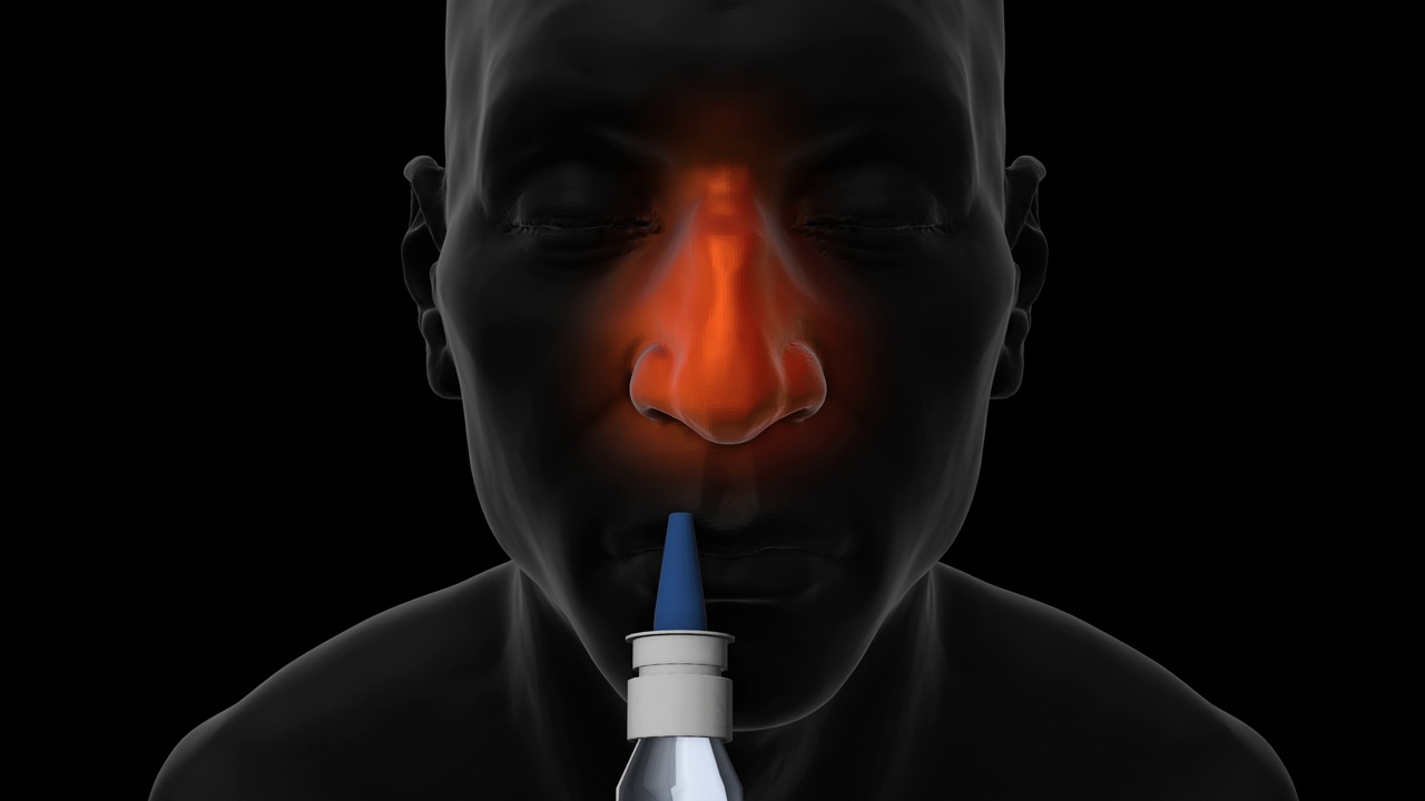 减充血鼻喷雾剂-男人正面视图-黑色背景视频素材