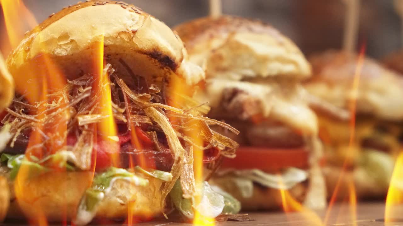 4k视频烤着的美味汉堡。视频下载