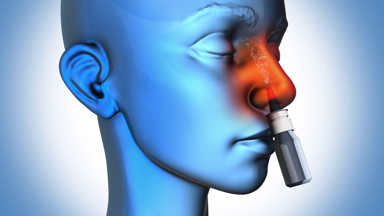 减充血鼻喷雾剂-女人-蓝色背景。视频下载