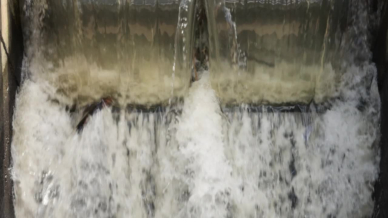 小水坝的闸门视频素材