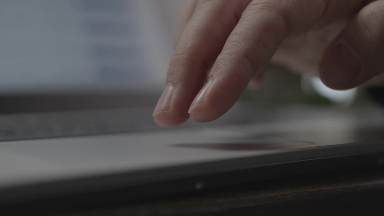 在现代笔记本电脑上，工人使用触摸板滚动页面视频素材