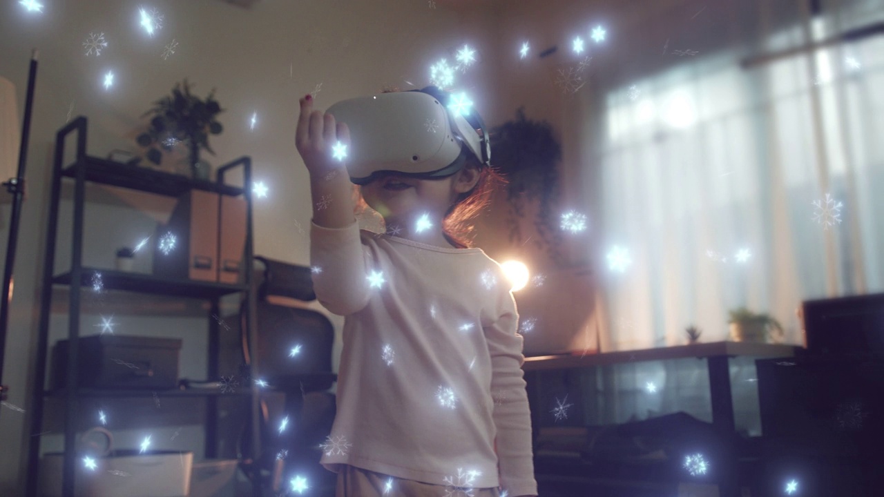 小女孩戴着Vr 360眼镜或虚拟现实耳机在家中客厅玩虚拟雪视频下载